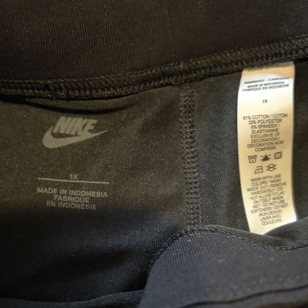 Nike Women's Dark Bike Shorts - Picture 2 of 4